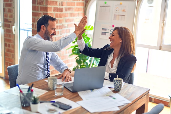 Equipe de colaboradores felizes com plano de saúde empresarial Amil Black